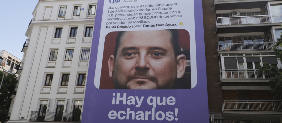 Imagen de la lona en contra del hermano de Ayuso puesta por Podemos en la calle Goya