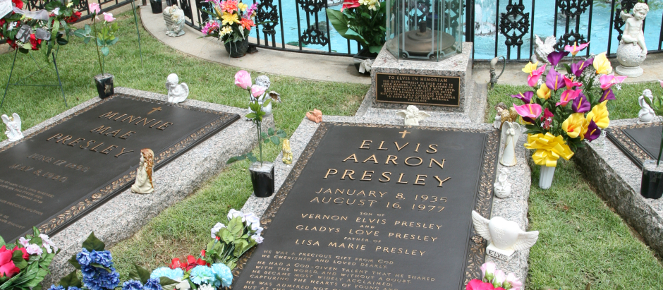 Detalle de la tumba de Elvis, flanqueada por la de sus padres