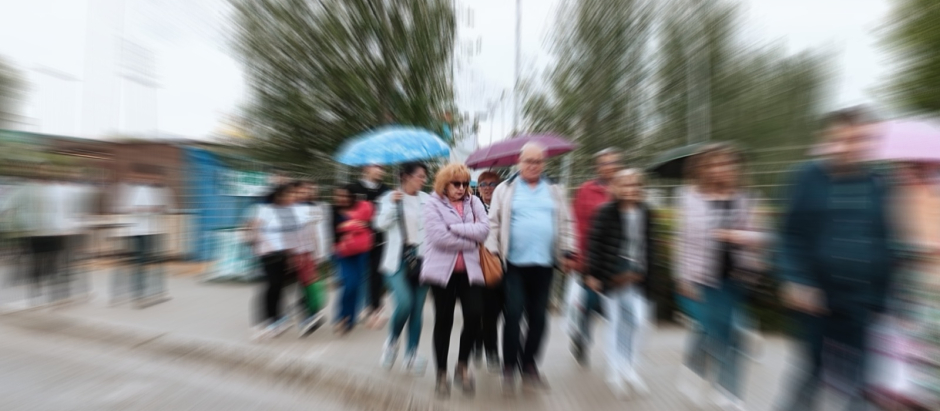 Gente saliendo de la Feria de Córdoba