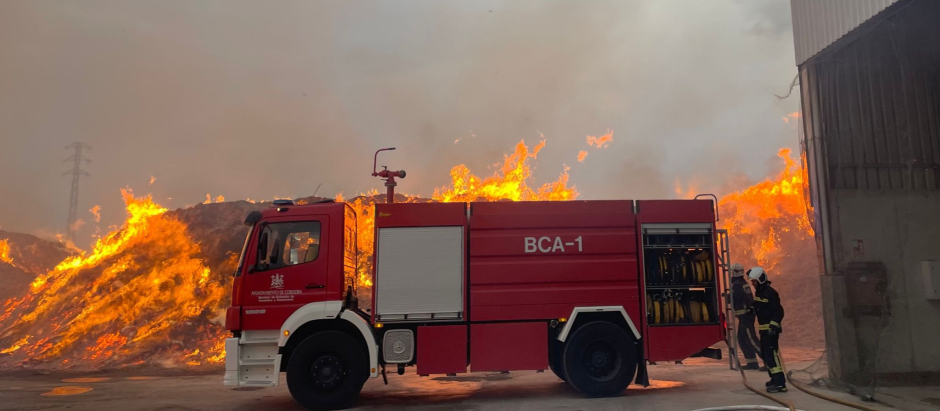 Imagen del incendio en la fábrica de biomasa extinguido este domingo por el SEIS.