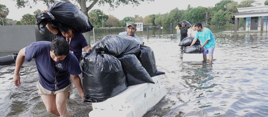 La gente trata de salvar objetos de valor, vadeando las aguas de la inundación en el vecindario Edgewood de Fort Lauderdale, FloridaJoe Cavaretta/South Florida Sun / Dpa
(Foto de ARCHIVO)
13/4/2023 ONLY FOR USE IN SPAIN