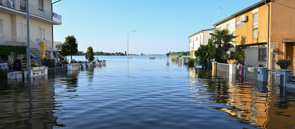 Una vista general muestra una calle inundada el 21 de mayo de 2023 en Conselice, cerca de Rávena