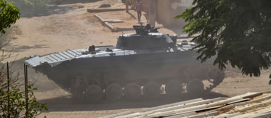 Un vehículo blindado del ejército sudanés estacionado en el sur de Jartum, Sudán