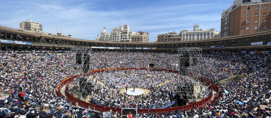 Imagen aérea del lleno en la plaza de toros de Valencia durante el mitin de Alberto Núñez Feijóo.