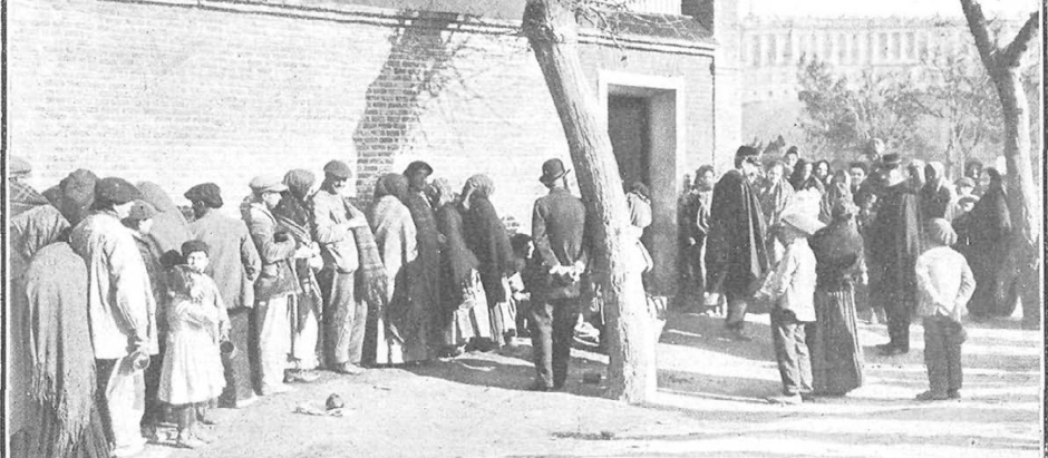 Cola formada por pobres en la puerta del Asilo de Lavanderas esperando recibir alimento, fotografía de Campúa en Nuevo Mundo (1905)