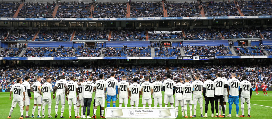Todos los jugadores del Real Madrid, titulares y suplentes, han salido con la camiseta de Vinicius
