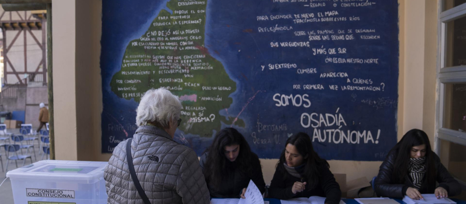 Ciudadanos participan en las elecciones del Consejo Constitucional de Chile