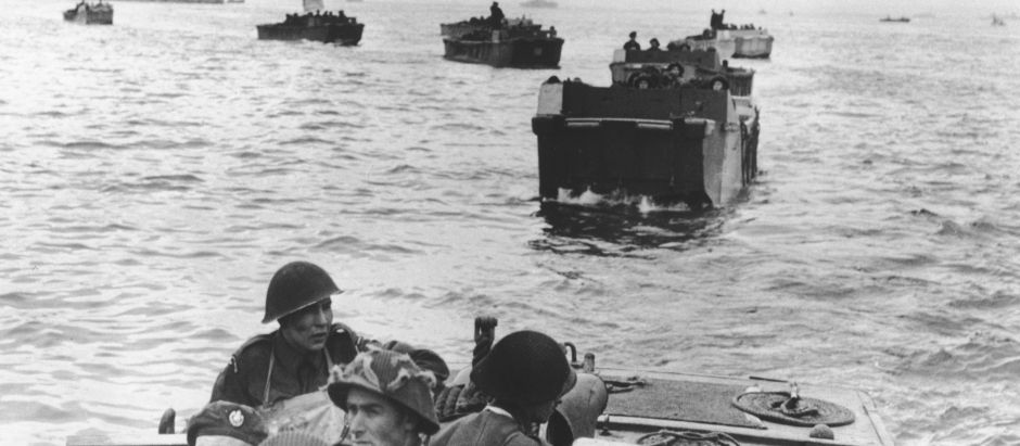 Canadienses a bordo de LCA rumbo a la playa de Juno durante el día D, junio de 1944