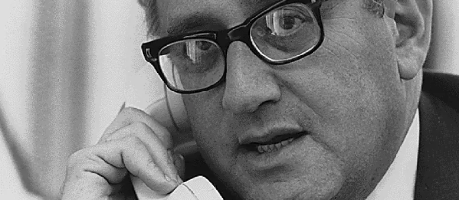 Henry Kissinger al teléfono, el arma de comunicación del siglo XX
