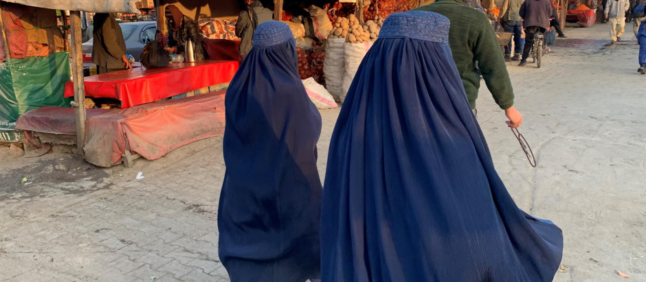 Dos mujeres caminan por el mercado de Kabul