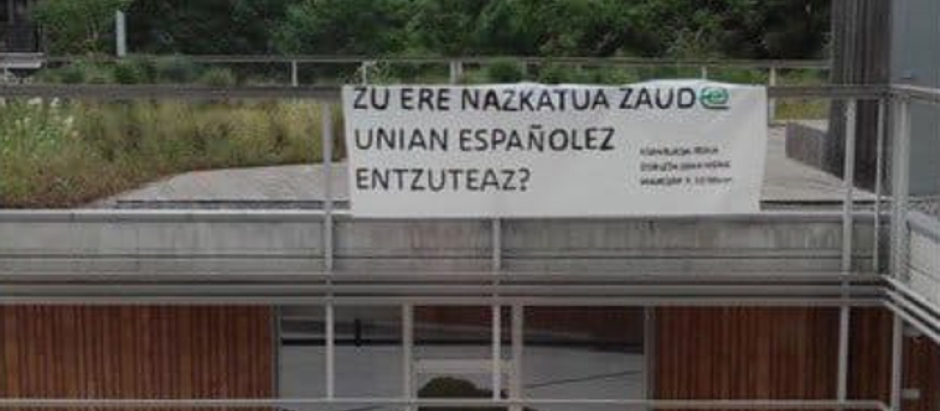 La pancarta denunciada por Hablamos Español