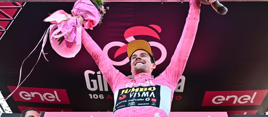 Primoz Roglic celebra en el podio la victoria en el Giro de Italia