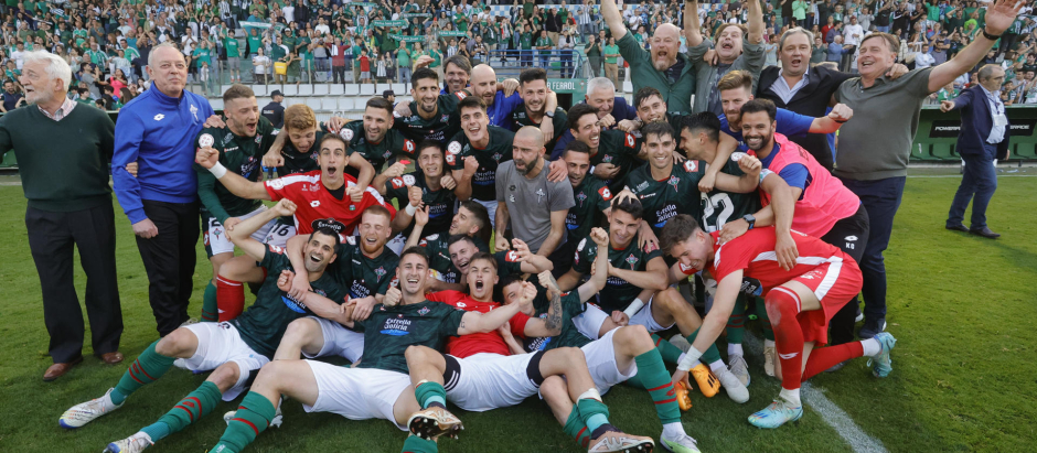 Los jugadores del Racing de Ferrol celebran el ascenso en el centro del campo