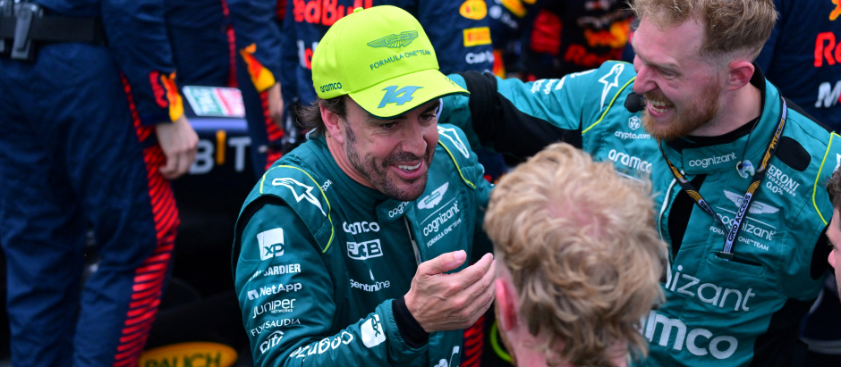 Fernando Alonso celebra con su equipo el segundo puesto conseguido en Mónaco