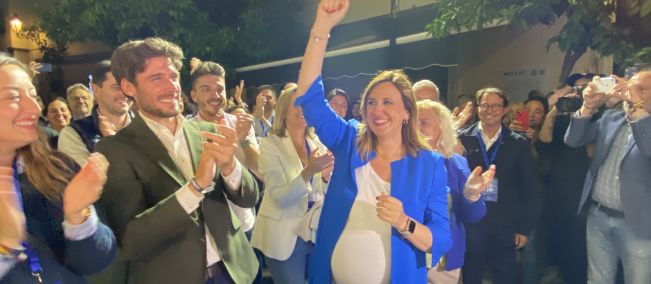 La futura alcaldesa de Valencia, María José Catalá, celebrando los resultados electorales.