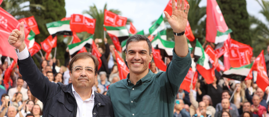 Guillermo Fernández Vara junto a Pedro Sánchez en un mitin en esta campaña electoral