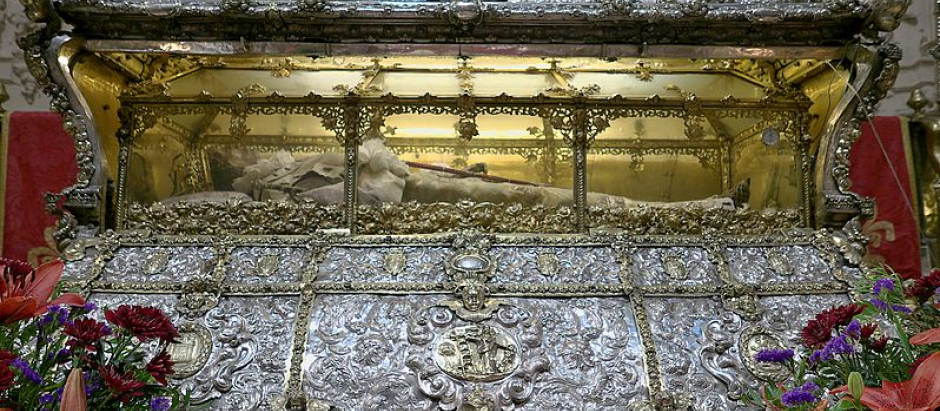 Urna sepulcral de san Fernando en la catedral de Sevilla