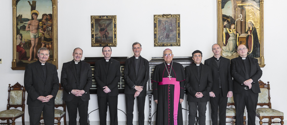 Los nuevos vicarios, acompañados por el obispo