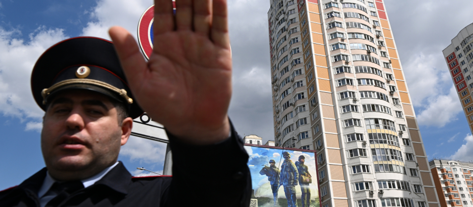 Un oficial de Policía asegura un área fuera de un edificio de apartamentos en Moscú