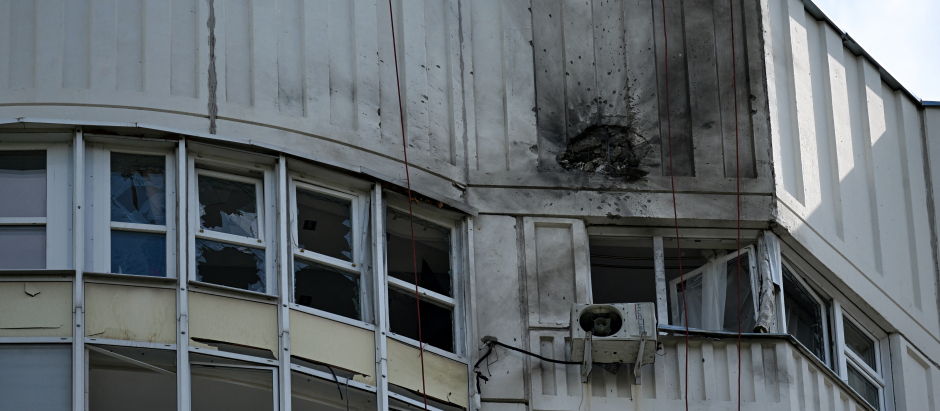 Un edificio de apartamentos de varios pisos resultó levemente afectado tras el ataque con drones en Moscú