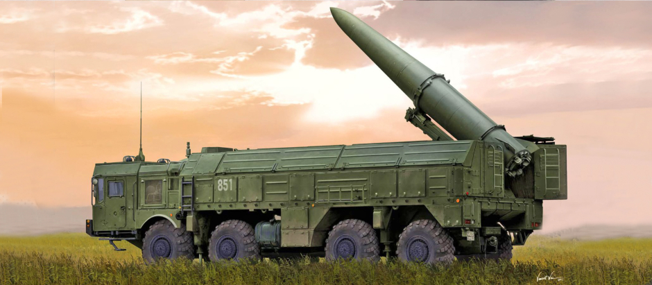 Los misiles Iskander-M son transportados por un vehículo con plataforma de lanzamiento