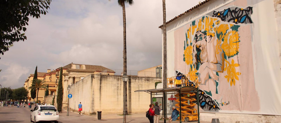 Mural "La paz en nuestras manos" en la ribera de Córdoba