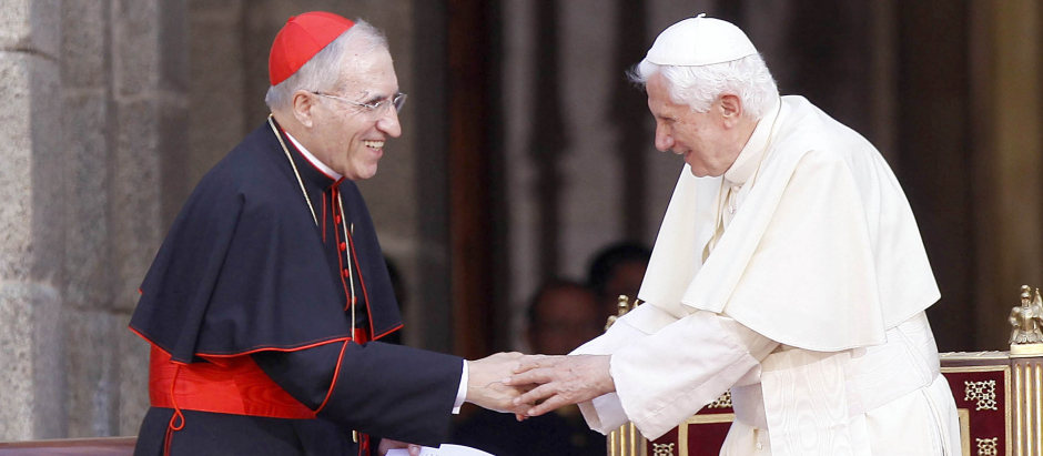 El cardenal Rouco saluda a Benedicto XVI durante la JMJ de 2011