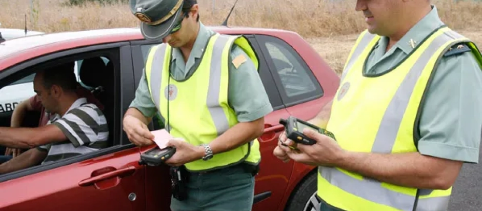 Los agentes disponen de datáfono para cobrar las multas en carretera