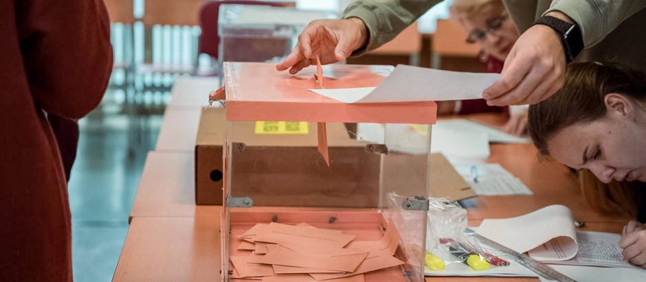 Una persona vota en un colegio electoral