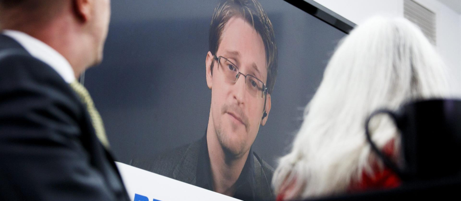 Una pantalla muestra al exanalista de la CIA Edward Snowden en videoconferencia desde Moscú (Rusia)