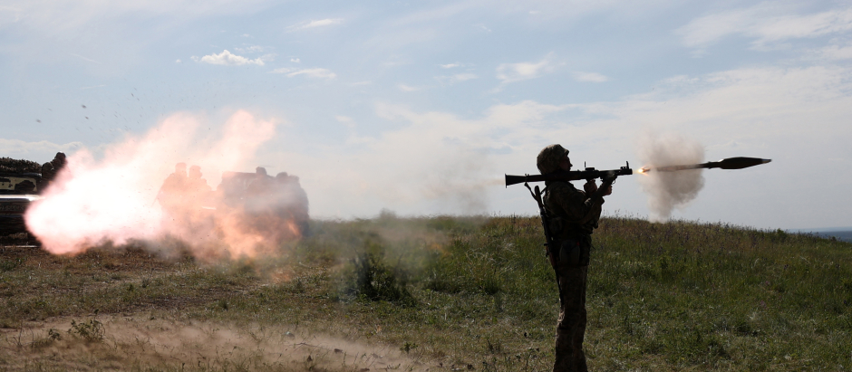 Un militar ucraniano dispara un lanzacohetes