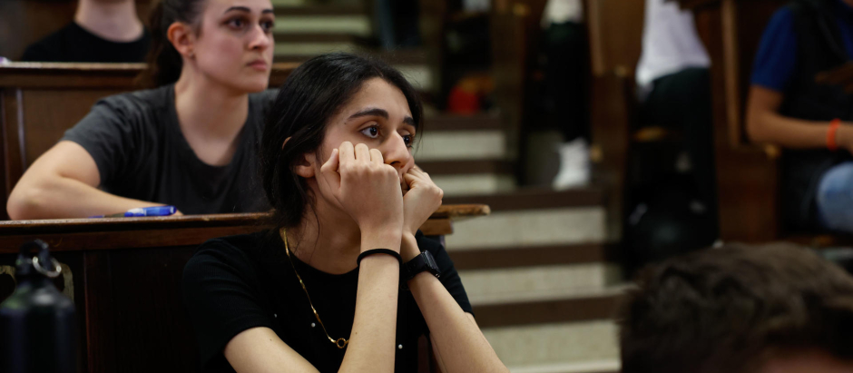 Una estudiante antes de comenzar el primer día de exámenes de la EBAU en la Ciudad Universitaria de Madrid