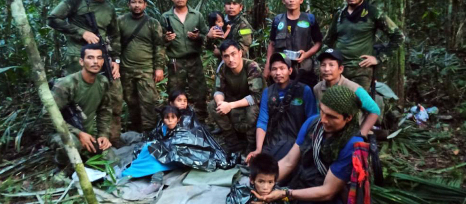 Fotografía cedida hoy por las Fuerzas Militares de Colombia que muestra a soldados e indígenas junto a los niños rescatados tras 40 días en la selva, en Guaviare (Colombia). Los cuatro niños que estaban perdidos desde el pasado 1 de mayo en las selvas del sur de Colombia tras el accidente del avión en el que viajaban junto a tres adultos fueron hallados con vida este viernes por militares que participaron en su búsqueda, informaron fuentes oficiales. EFE/ Fuerzas Militares de Colombia /SOLO USO EDITORIAL /SOLO DISPONIBLE PARA ILUSTRAR LA NOTICIA QUE ACOMPAÑA (CRÉDITO OBLIGATORIO)