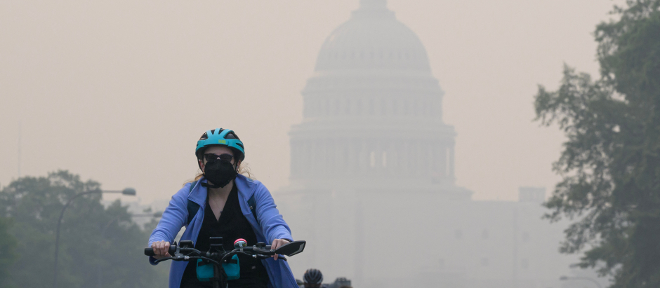Un ciclista entre el humo en las inmediaciones del Capitolio, en Washington
