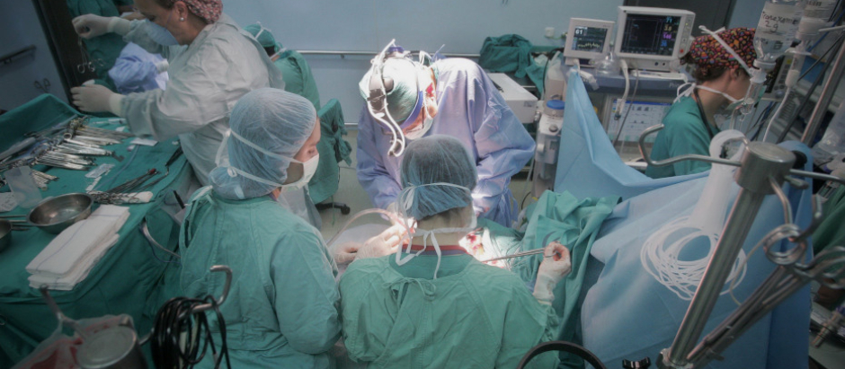 Cirujanos realizando un trasplante de pulmón