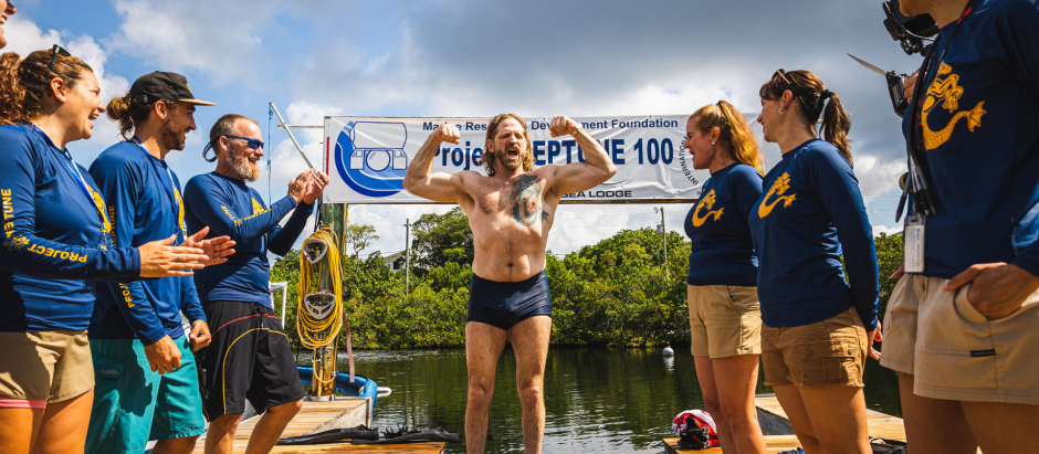 El explorador de buceo e investigador médico Joseph Dituri, mientras celebra tras su salida del agua, en Cayo Largo, Florida (EEUU)