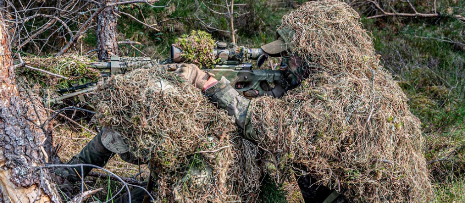 Un francotirador español, en una prueba de tiro en posición de escaso equilibrio en Letonia