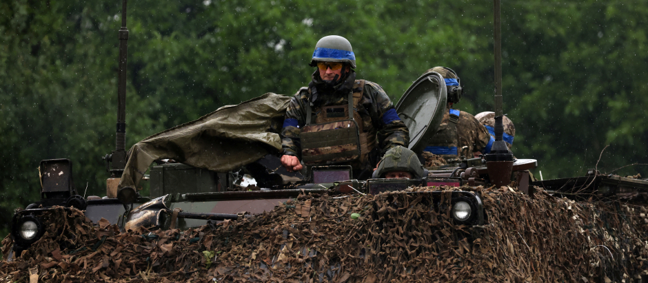 Militares ucranianos viajan sobre un vehículo blindado en la región de Zaporiyia