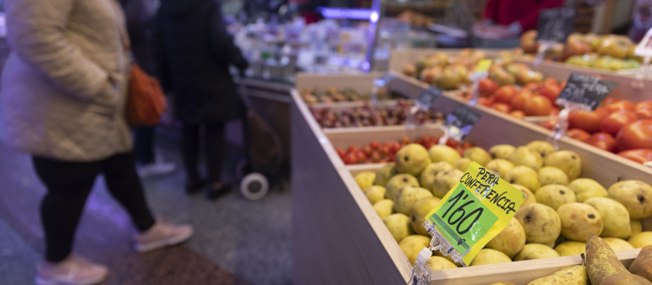 Peras en un puesto de frutas en un mercado