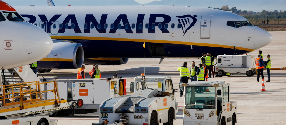 Un avión de Ryanair y carritos transportadores