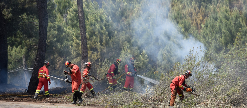 Varios trabajadores de la UME trabajan en la extinción del incendio de Hurdes y Gata, a 19 de mayo de 2023, en Cáceres
19/5/2023
