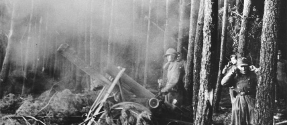 Un obús de 150 mm alemán de infantería disparando en defensa de un ataque estadounidense el 22 de noviembre de 1944 en el bosque de Hürtgen