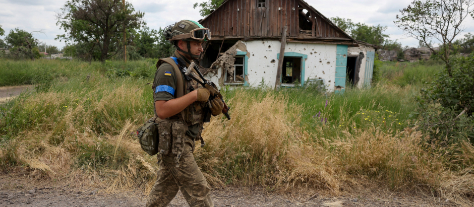 Un militar ucraniano patrulla en una calle de la aldea recientemente liberada de Blagodatne, región de Donetsk