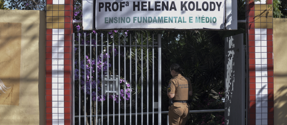 Military Police officers stand guard in the surroundings of the Professora Helena Kolody State School following an armed attack in Cambe, Parana state, Brazil, on June 19, 2023. - A gunman opened fire Monday in a school he used to attend in southern Brazil, killing a 16-year-old student and badly wounding another before being arrested, authorities said. (Photo by Henrique CAMPINHA / AFP) / The erroneous mention[s] appearing in the metadata of this photo by Henrique CAMPINHA has been modified in AFP systems in the following manner: [Cambe] instead of [Londrina]. Please immediately remove the erroneous mention[s] from all your online services and delete it (them) from your servers. If you have been authorized by AFP to distribute it (them) to third parties, please ensure that the same actions are carried out by them. Failure to promptly comply with these instructions will entail liability on your part for any continued or post notification usage. Therefore we thank you very much for all your attention and prompt action. We are sorry for the inconvenience this notification may cause and remain at your disposal for any further information you may require.