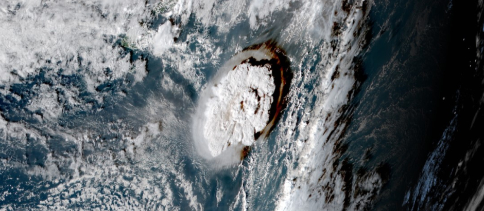 Erupción del volcán de Tonga, vista por satélite