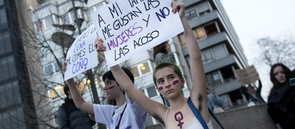 Mujeres protestan con carteles durante la manifestación convocada por el 8M