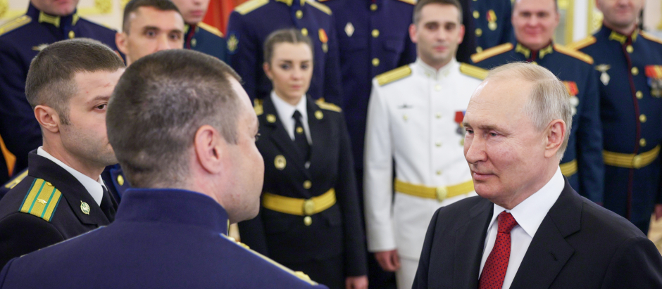 El presidente ruso Vladimir Putin felicita a los graduados de las escuelas militares superiores