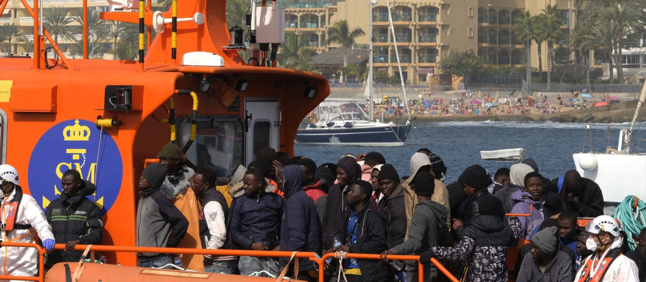 Un barco de Salvamento Marítimo con casi un centenar de migrantes llega a Canarias el pasado mes de febrero