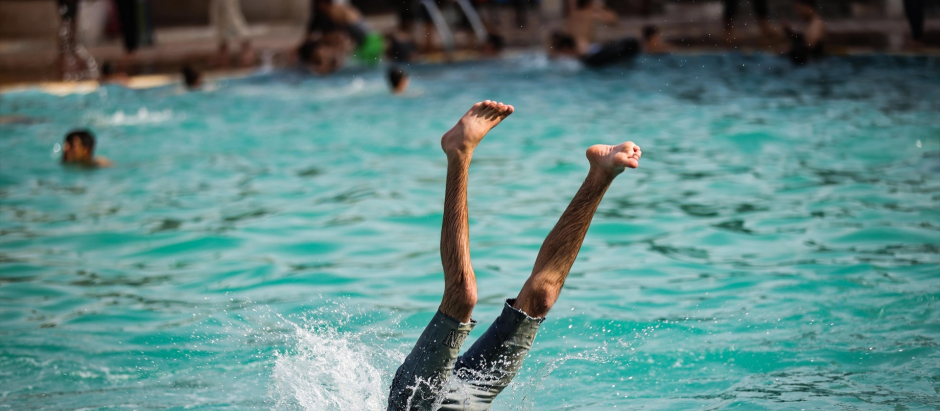 Un joven se sumerge en una piscina