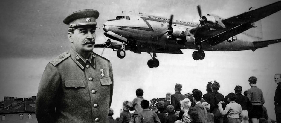 Berlineses occidentales observan como un C-54 aterriza en el aeropuerto de Tempelhof de Berlín Oeste en 1948
